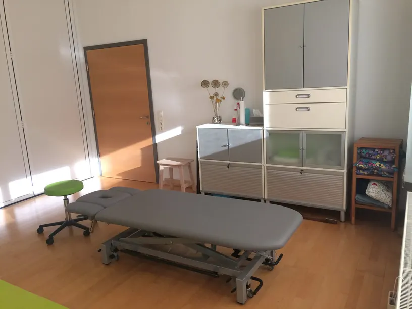 Behandlungsraum mit Therapieliege
